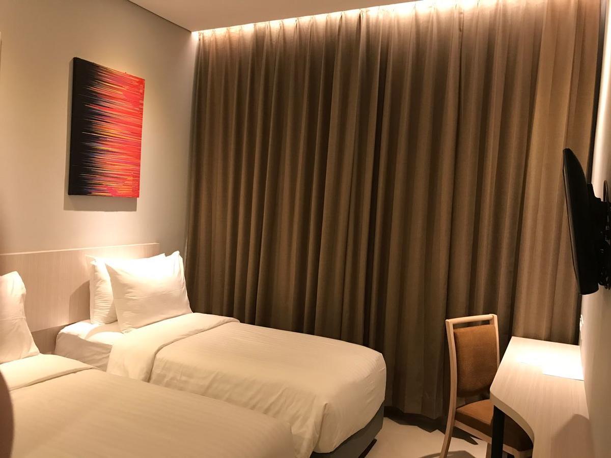 Celecton Blue Cikarang Hotel Luaran gambar